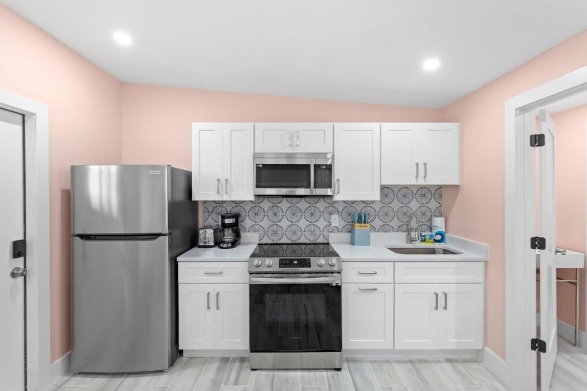 Charming Suite With Balcony And Bikes At Historic Sandpiper Inn Sanibel Exteriör bild