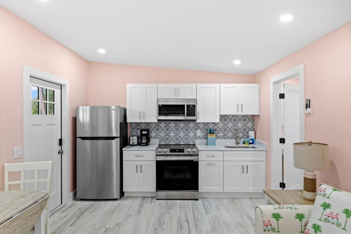 Charming Suite With Balcony And Bikes At Historic Sandpiper Inn Sanibel Exteriör bild