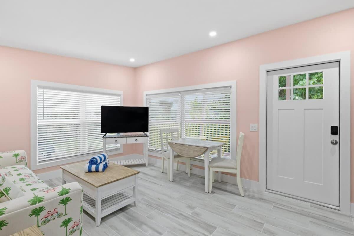 Charming Suite With Balcony And Bikes At Historic Sandpiper Inn Sanibel Exteriör bild