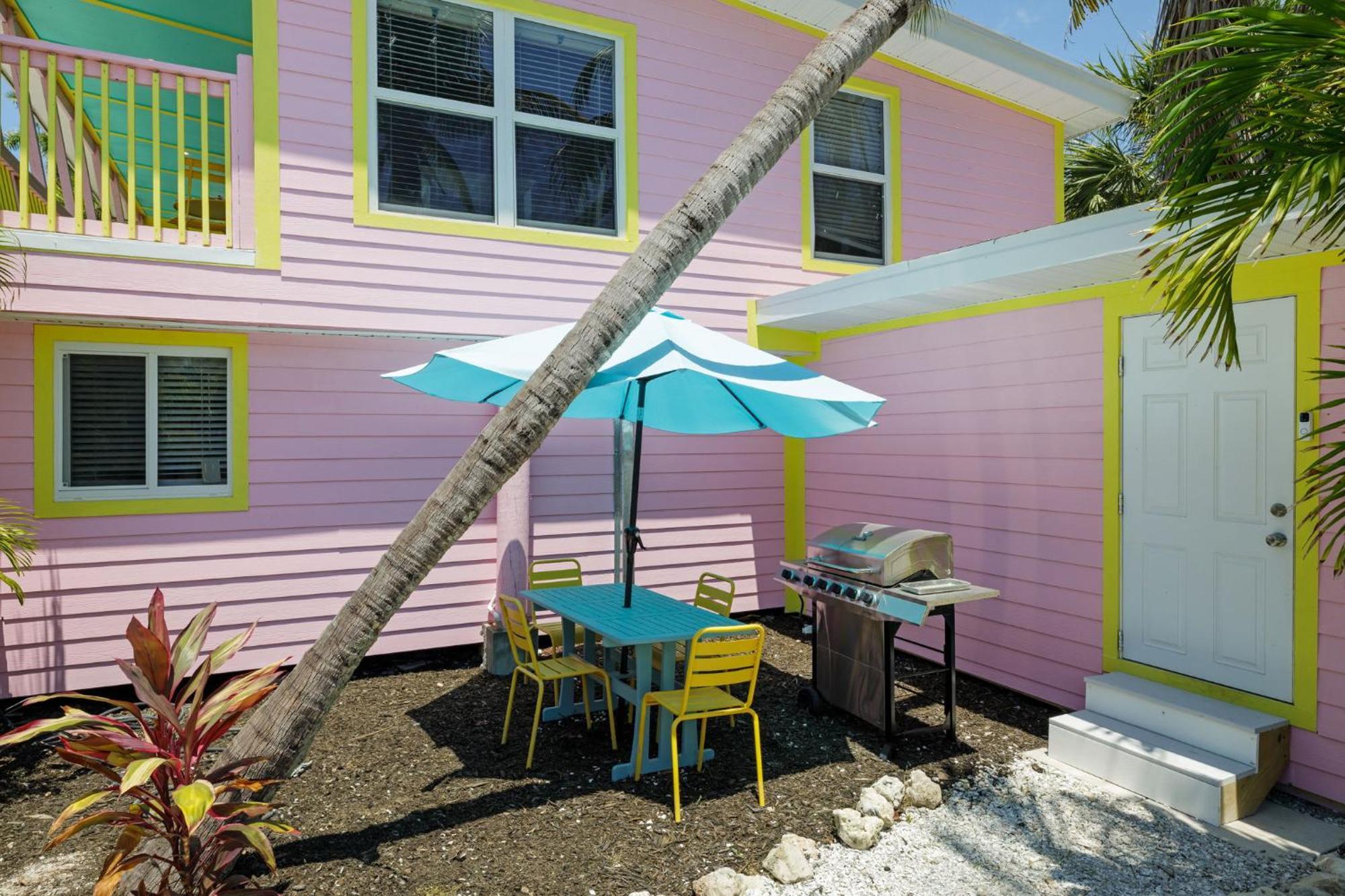 Charming Suite With Balcony And Bikes At Historic Sandpiper Inn Sanibel Exteriör bild