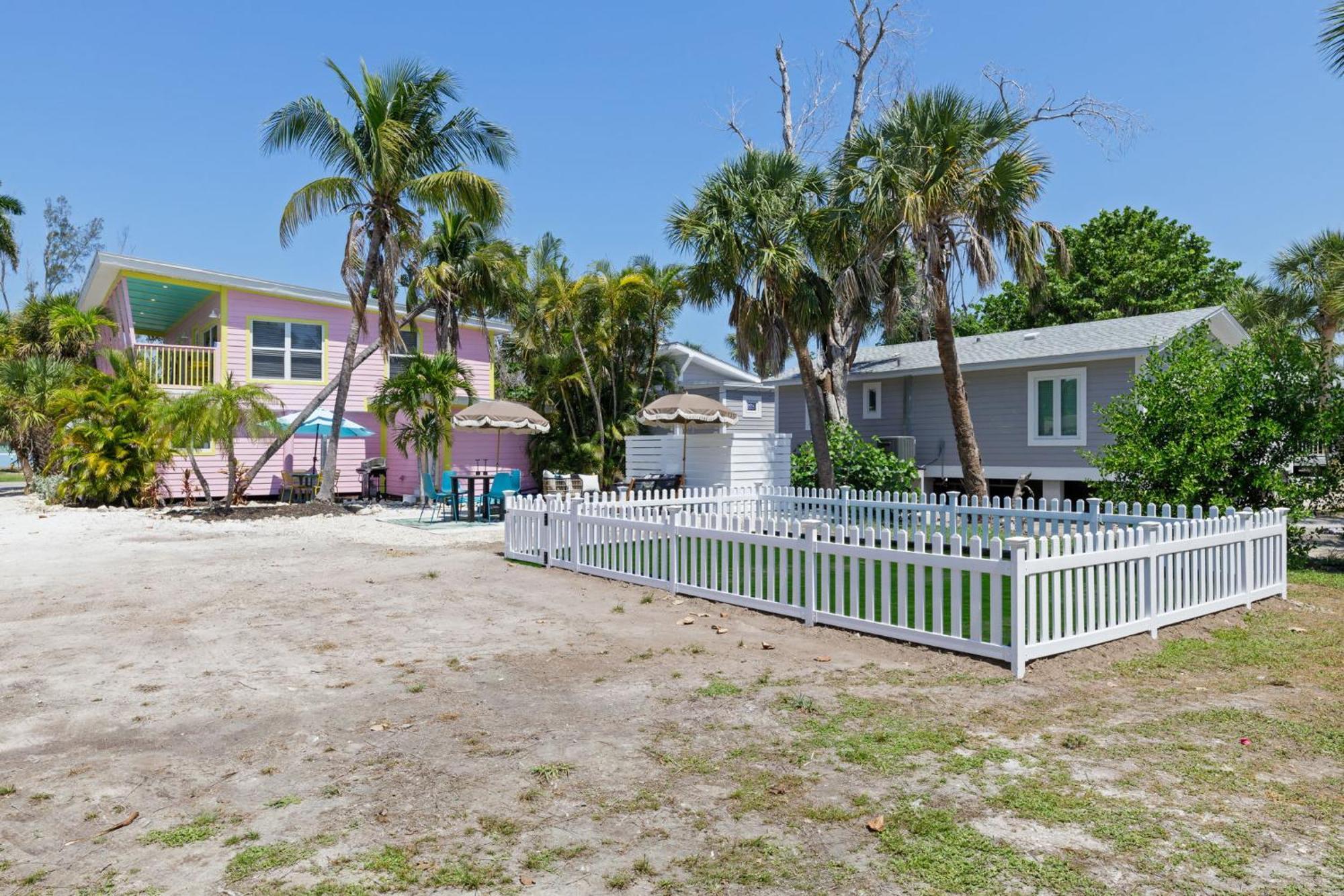 Charming Suite With Balcony And Bikes At Historic Sandpiper Inn Sanibel Exteriör bild